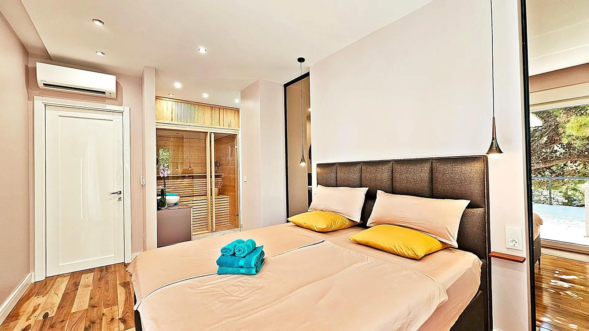 Guest house Luxury Seaside House Noble- Best Location In Town Split